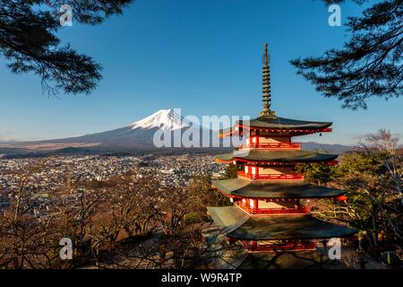 5-stöckige Pagode, Chureito Pagode, mit Blick über die Stadt und den Berg Fuji Fujiyoshida Vulkan am Morgen Sonne, Yamanashi Präfektur, Japan Stockfoto