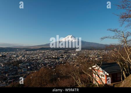 Blick über die Stadt und den Berg Fuji Fujiyoshida Vulkan, Yamanashi Präfektur, Japan Stockfoto