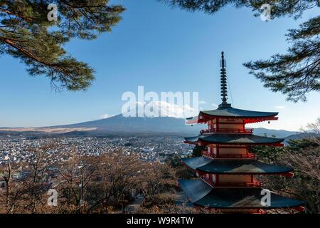 5-stöckige Pagode, Fujiyoshida Chureito Pagode, mit Blick auf die Stadt und den Berg Fuji Vulkan, Yamanashi Präfektur, Japan Stockfoto