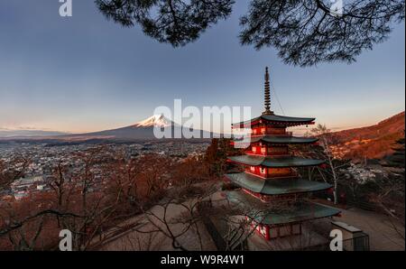 5-stöckige Pagode, Chureito Pagode, mit Blick über die Stadt und den Berg Fuji Fujiyoshida Vulkan bei Sonnenuntergang, Yamanashi Präfektur, Japan Stockfoto