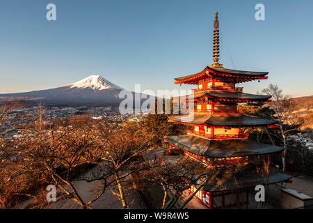 5-stöckige Pagode, Chureito Pagode, mit Blick über die Stadt und den Berg Fuji Fujiyoshida Vulkan am Morgen Sonne, Yamanashi Präfektur, Japan Stockfoto