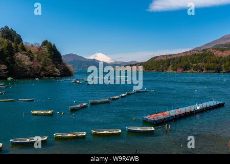 Ashi See mit Ankern Boote, Mount Fuji auf der Rückseite, Hakone, Fuji-Hakone-Izu Nationalpark, Japan Stockfoto