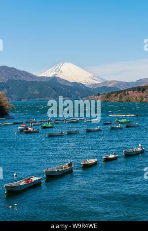 Ashi See mit Ankern Boote, Mount Fuji auf der Rückseite, Hakone, Fuji-Hakone-Izu Nationalpark, Japan Stockfoto