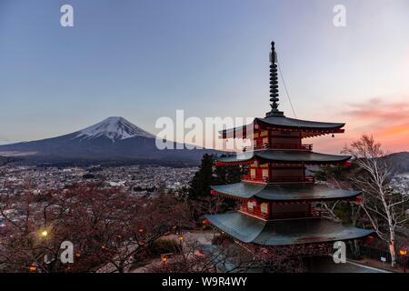 5-stöckige Pagode, Fujiyoshida Chureito Pagode, mit Blick auf die Stadt und den Berg Fuji Vulkan, Yamanashi Präfektur, Japan Stockfoto