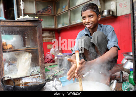 Straße Kind in einem Slum in Kolkata, Indien Stockfoto