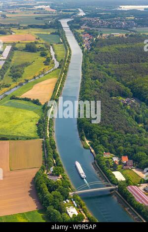 Luftaufnahme, Frachtschiff im Dienst an der Brücke über den Wesel-Datteln-Kanal, Haltern am See, Nordrhein-Westfalen, Deutschland Stockfoto