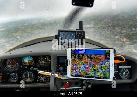 Schlechte Sichtbarkeit während der schneeschauer im Flug, Cockpit einer Motorsegler Dimona H36, Deutschland Stockfoto
