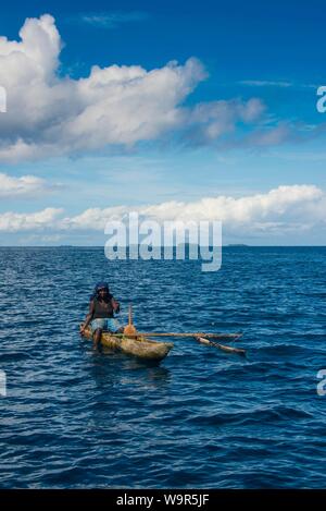 Angeln Frau in einem Auslegerboot, Buka, Papua-Neuguinea Stockfoto