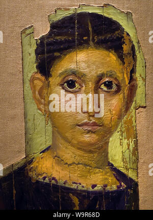 Ein altes romanisch-ägyptisches Fayum-Mumienporträt einer jungen Frau, gemalt in Encaustic auf einer Holztafel, mit breiten ausdrucksstarken Augen, goldenen Ohrringen und einem auffälligen hellgrünen Hintergrund, aus Antinoopolis, datiert um 130–150 n. Chr. Stockfoto