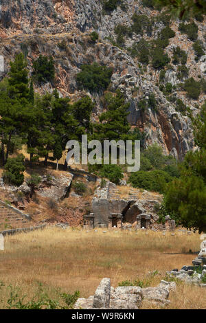 Das antike Stadion am oberen Rand der Seite bei Delphi in Griechenland, wo Pan hellenic Sportveranstaltungen in der antiken griechischen Zeiten abgehalten wurden. Stockfoto