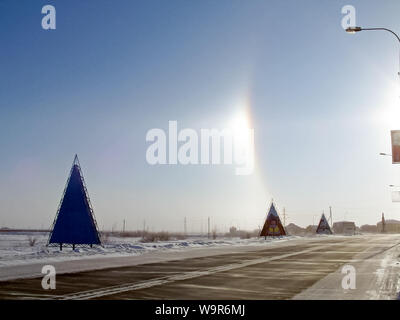 Salekhard, Russland - 27. Februar 2007: Halo im Himmel über salekhard Pargelius Phänomen Stockfoto