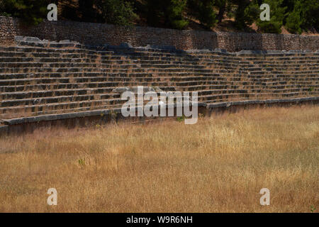 Das antike Stadion am oberen Rand der Seite bei Delphi in Griechenland, wo Pan hellenic Sportveranstaltungen in der antiken griechischen Zeiten abgehalten wurden. Stockfoto