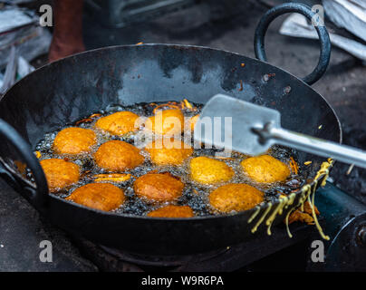 Aloor/Kartoffel Hacken ist ein Snack aus dem Indischen Subkontinent, in Westbengalen und Bangladesch Vorbereitung auch weit in Odisha zur Verfügung. Stockfoto