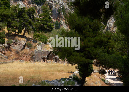 Das antike Stadion am oberen Rand der Seite bei Delphi in Griechenland, wo Pan hellenic Sportveranstaltungen in der antiken griechischen Zeiten abgehalten wurden. Stockfoto