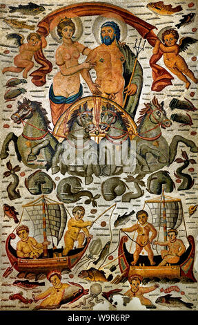 Boden Mosaik Fragment: Triumph von Neptun und Amphitrite 1. Quartal des 4. Jahrhunderts Constantine, Algerien Marmor, Kalkstein und Glas einfügen (Göttliche Paar stehend auf den Körper von einem Wagen durch vier Pferde, die aus den Wellen durch eine ganze marine Fauna animierte Aufstieg gezogen. Delfinen tauchen, springen an der Vorderseite der Crew. Mit seinem linken Arm ruht auf Neptun's Schulter, Amphitrite bewegt den rechten Arm auf ihn zu.) Stockfoto