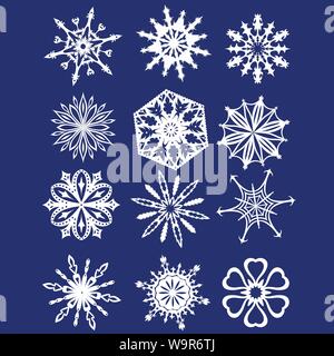 Set mit 12 verschiedenen Vektor Schneeflocken. Kann für Weihnachten oder Winter Design verwendet werden. Stock Vektor