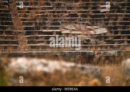 Das antike Stadion am oberen Rand der Seite bei Delphi in Griechenland, wo Pan hellenic Sportveranstaltungen in der antiken griechischen Zeiten abgehalten wurden. Stockfoto