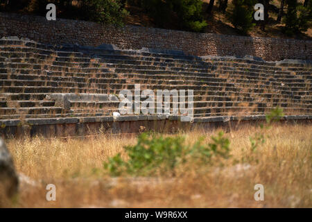 Das antike Stadion am oberen Rand der Seite bei Delphi in Griechenland, wo Pan hellenic Sportveranstaltungen in der antiken griechischen Zeiten abgehalten wurden. Stockfoto