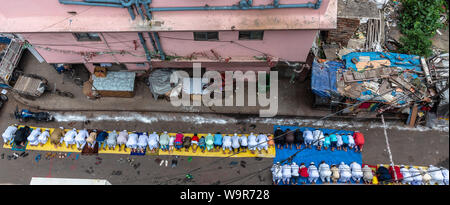 Muslimische Männer und Kinder beugen und bietet Namaz Gebete anlässlich des Eid Al-Fitr'. Stockfoto