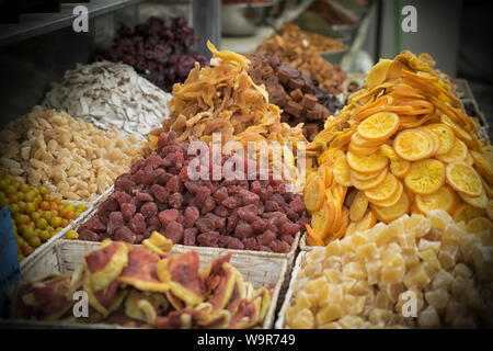 Bunte Sortiment von getrockneten Früchten auf einem Marktstand Stockfoto