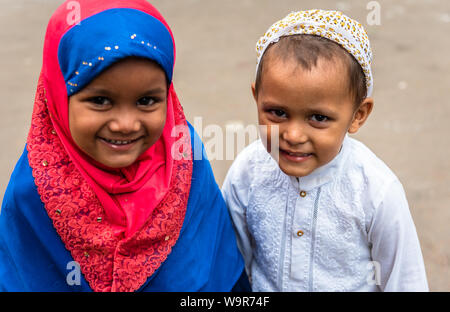 Kolkata, West Bengal/Indien - August 12,2019. Zwei muslimische cute Kids lächelnd vor der Kamera. Stockfoto