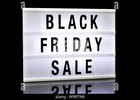 Schwarzer Freitag Verkauf Beschilderung. Lightbox mit Text auf schwarzem Hintergrund. Stockfoto