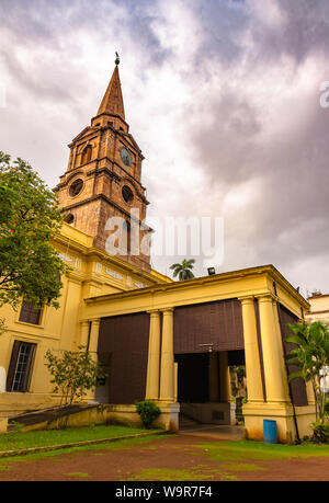 Fassade der St. Johannes Kirche, die drittälteste Kirche von Kolkata, die 1787 geweiht wurde. Stockfoto