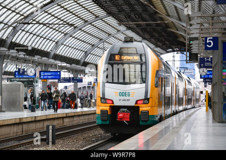 Regionalexpress RE2, Zugangsweg, Bahnhof Spandau, Berlin, Deutschland Stockfoto