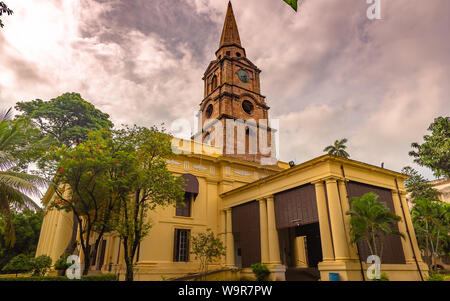 Fassade der St. Johannes Kirche, die drittälteste Kirche von Kolkata, die 1787 geweiht wurde. Stockfoto