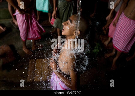 Kathmandu, Nepal. 15 Aug, 2019. Junge Nepali Hindu Priester zur heiligen Badewanne während Janai Purnima Festival in den Geschäftsräumen von Pashupatinath Tempel in Kathmandu, Nepal, 15 August, 2019. Credit: Sulav Shrestha/Xinhua Stockfoto