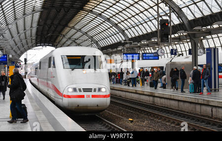 Eis, Zugangsweg, Bahnhof Spandau, Berlin, Deutschland Stockfoto