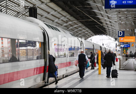 Eis, Zugangsweg, Bahnhof Spandau, Berlin, Deutschland Stockfoto