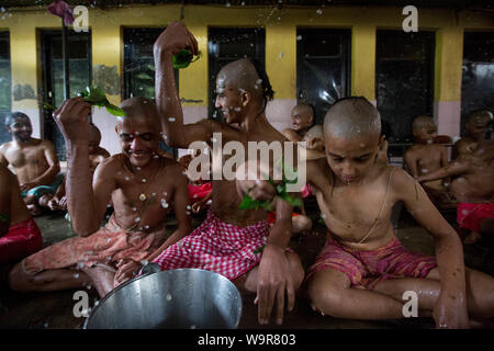 Kathmandu, Nepal. 15 Aug, 2019. Junge Nepali Hindu Priester Ritual durchführen während Janai Purnima Festival in den Geschäftsräumen von Pashupatinath Tempel in Kathmandu, Nepal, 15 August, 2019. Credit: Sulav Shrestha/Xinhua Stockfoto