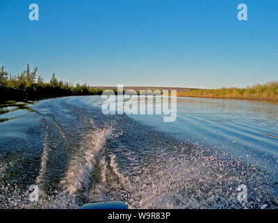 Wasser Wasser von einem Motorboot in den Fluss Stockfoto