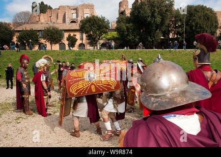 Traditionelle römische Soldaten, Circus Maximus, Rom, Italien, Europa Stockfoto