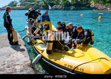 Scuba Diver, Dive Boot am Pier, scuba Tank, dhingi, Schlauchboot, Font de Sa Cala, Cala Ratjada, Cala Rajada, Mallorca, Baleaeric Inseln, Spanien Stockfoto