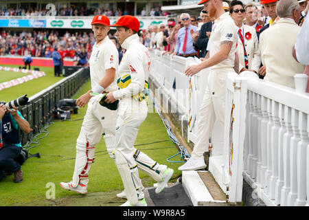 England's Joe Root (links) und Australiens Tim Paine auf zu den Pitch für Tag zwei der Asche Test Match auf Lord's, London. Stockfoto