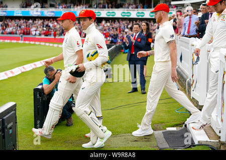 England's Joe Root (links) und Australiens Tim Paine auf zu den Pitch für Tag zwei der Asche Test Match auf Lord's, London. Stockfoto