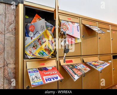 Mailing Stück im Briefkasten Stockfoto