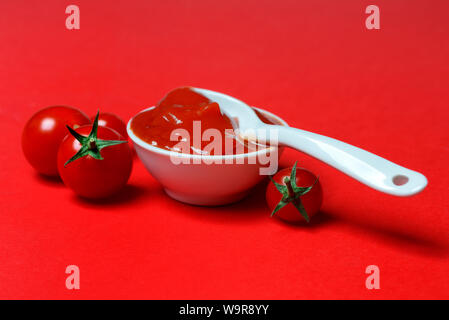 Tomatenketchup und Tomaten/Paradeiser Stockfoto