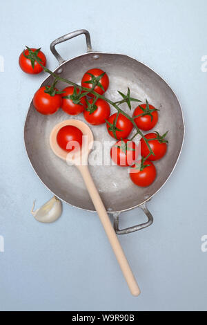 Tomaten in Schale, Cherry-Tomaten, Kirschtomaten, Rispen-Tomaten, Solanum Lycopersicum, Knoblauch, Knoblauchzehe Stockfoto