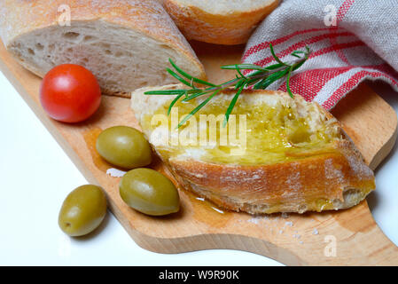 Scheibe Brot mit Olivenöl Stockfoto