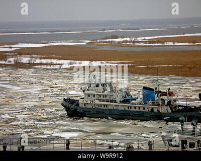 Salekhard, Russland - 27. Februar 2007: Beginn der Navigation in den nördlichen Ufer des Ob. Passagierschiff. Stockfoto