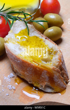 Scheibe Brot mit Olivenöl Stockfoto
