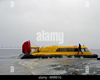 Salekhard, Russland - 27. Februar 2007: Beginn der Navigation in den nördlichen Ufer des Ob. Passagierschiff. Stockfoto