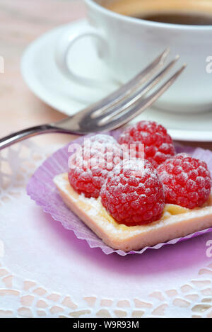 Patisserie mit Himbeeren und Kaffeetasse Stockfoto