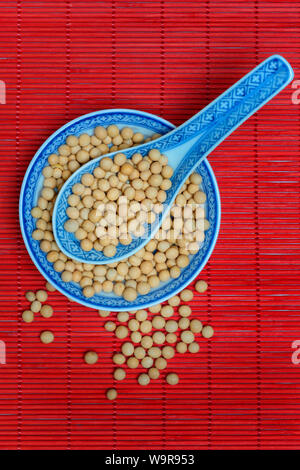 Sojabohnen in Schüssel, Glycine max. Stockfoto