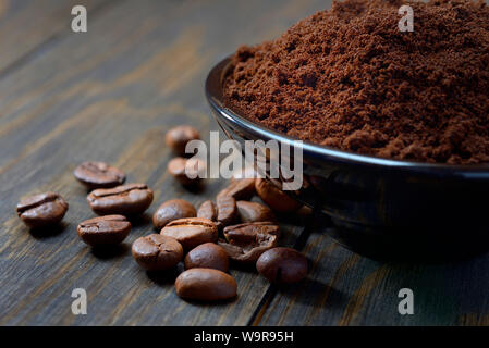 Kaffee Bohnen und Kaffee Pulver, Coffea arabica Stockfoto