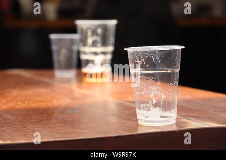 Leere Plastikbecher in einem Pub Stockfoto