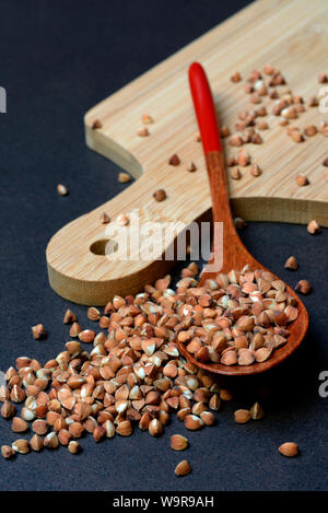 Buchweizen in Löffel aus Holz, Polygonum fagopyrum Stockfoto